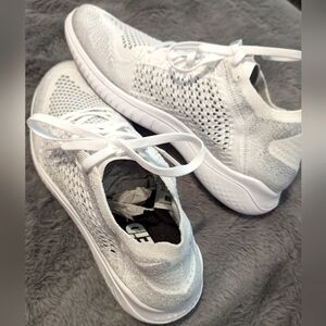 Women's 9.5 Nike Free Flyknit Tennis Shoes